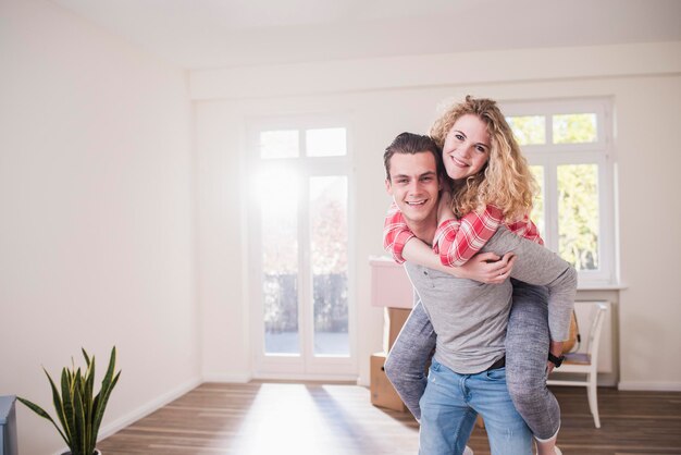 Portrait d'un jeune couple heureux dans une nouvelle maison