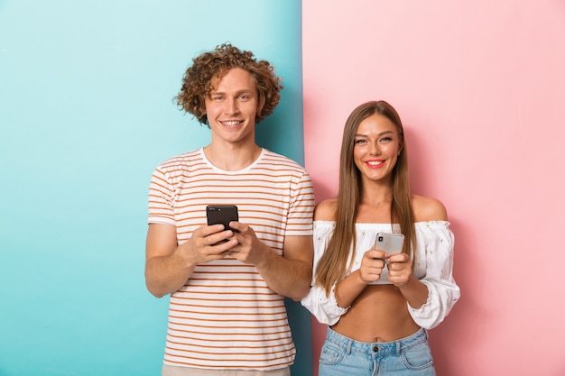 Portrait d'un jeune couple heureux debout