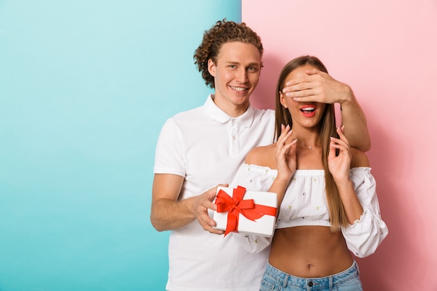 Portrait d'un jeune couple heureux debout