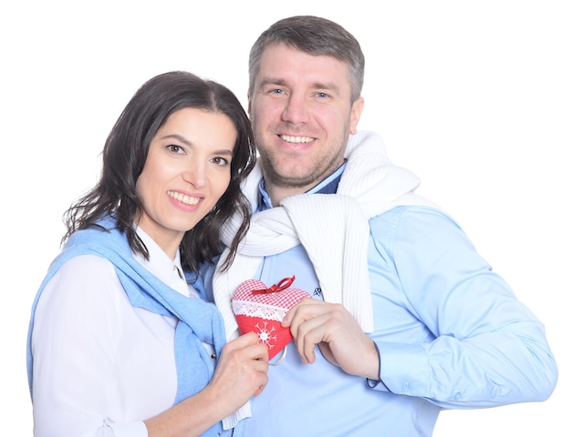 Portrait d'un jeune couple heureux sur fond blanc