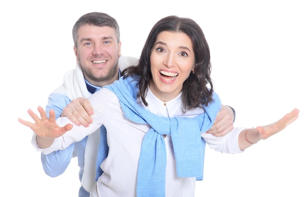 Portrait d'un jeune couple heureux sur fond blanc