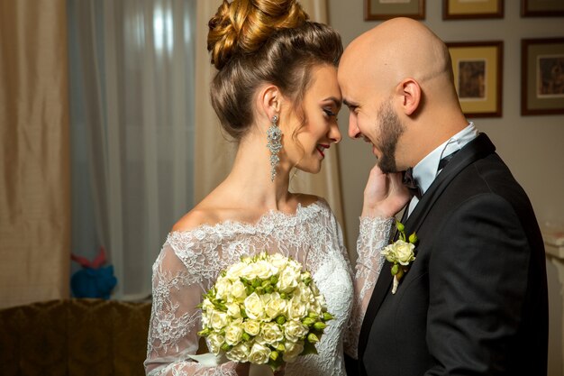 Portrait de jeune couple heureux juste en amour étreignant et souriant les uns aux autres