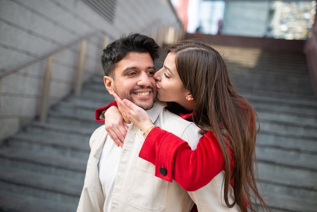 Portrait d'un jeune couple heureux marchant en plein air