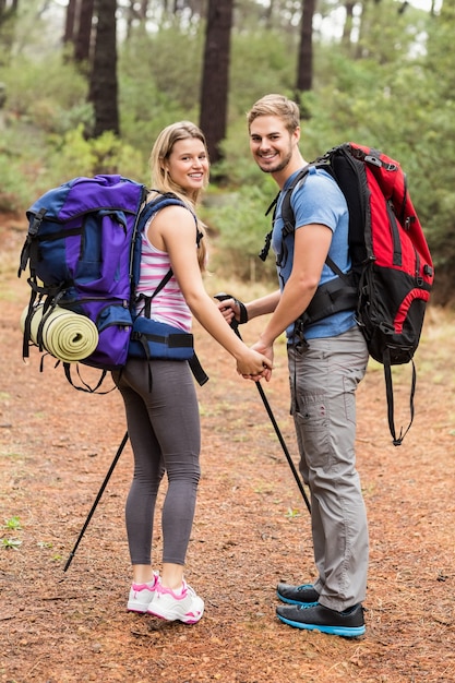 Portrait d&#39;un jeune couple heureux randonneur