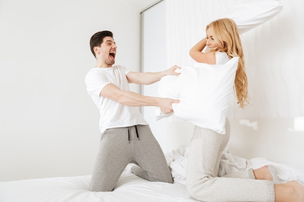 Portrait D'un Jeune Couple Heureux