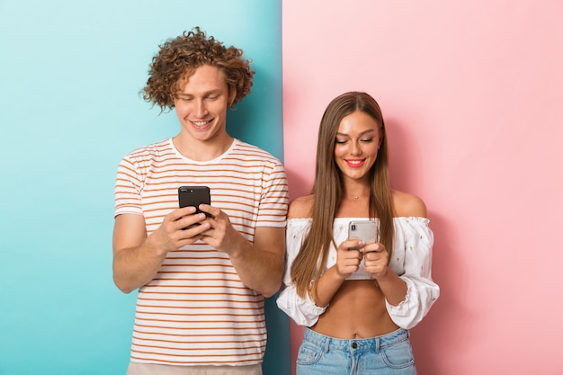 Portrait d'un jeune couple heureux