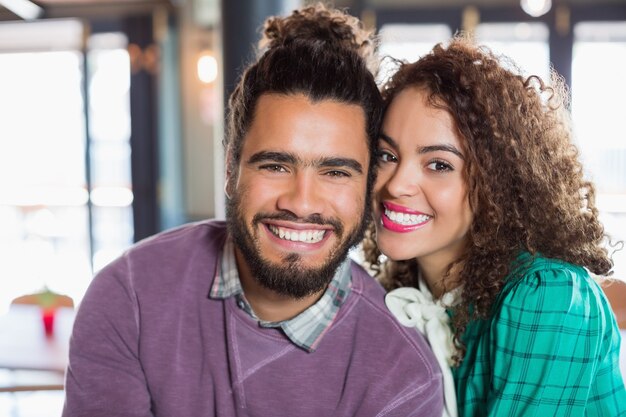 Portrait de jeune couple joyeux au restaurant