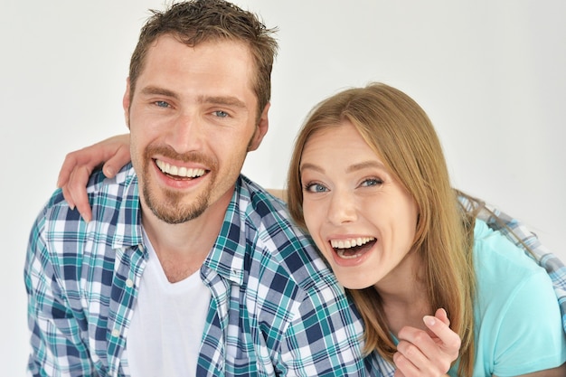 Portrait d'un jeune couple joyeux se bouchent