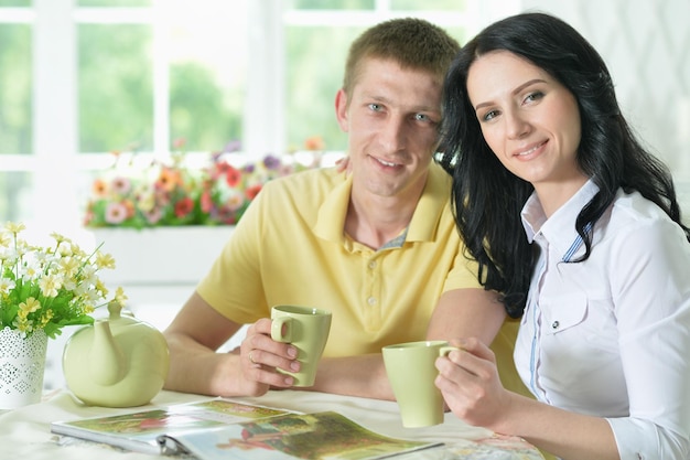 Portrait de jeune couple lisant un livre intéressant