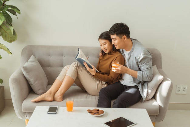 Portrait, de, jeune couple, livre lecture, séance table