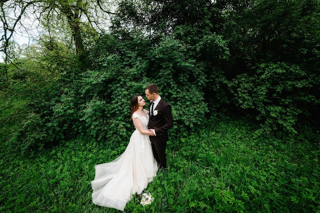 Portrait de jeune couple de mariage à la nature