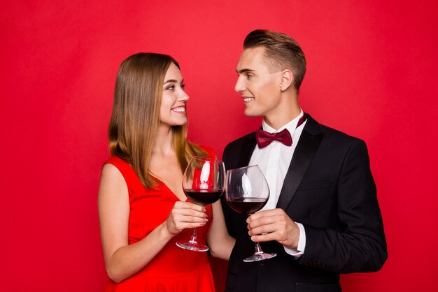 Portrait de jeune couple mignon sur fond rouge