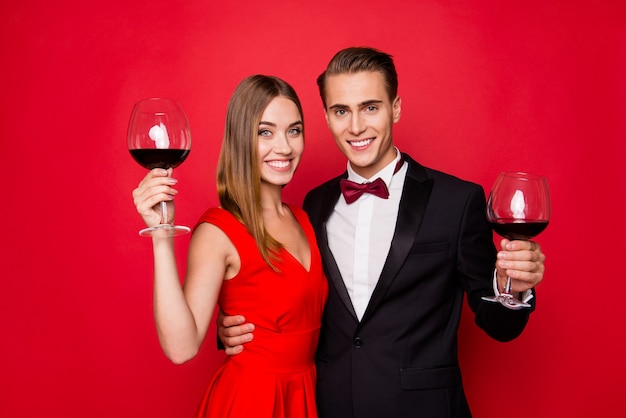 Portrait de jeune couple mignon sur fond rouge