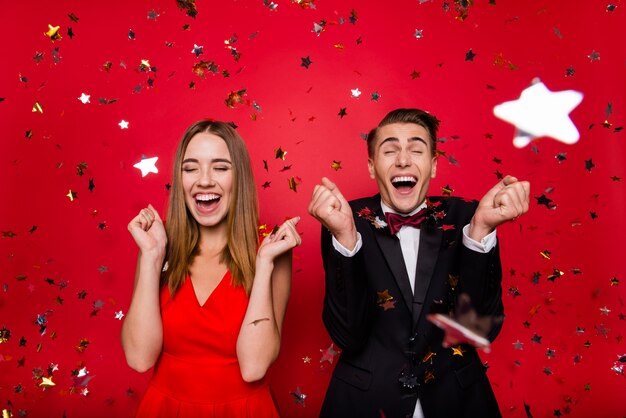 Portrait de jeune couple mignon sur fond rouge