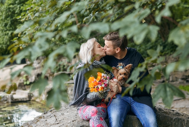 Un portrait d'un jeune couple avec un petit chien