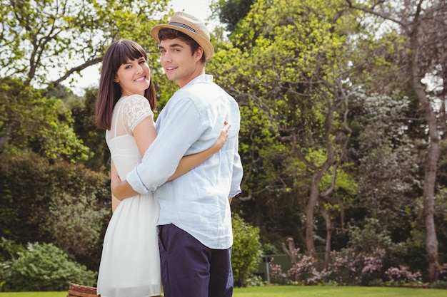 Portrait de jeune couple s'embrassant dans le jardin