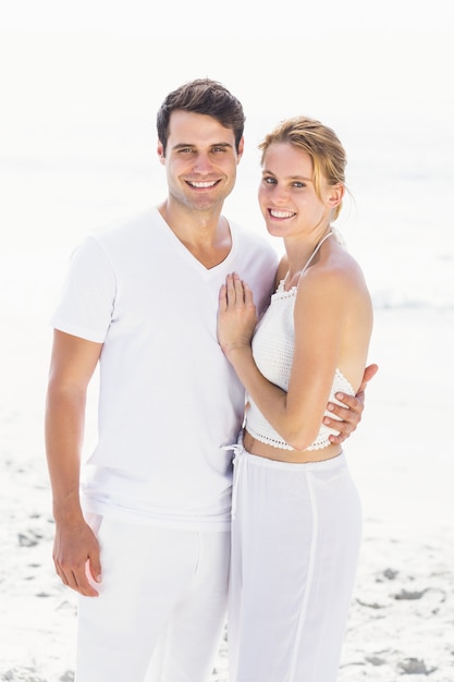 Portrait de jeune couple s'embrassant sur la plage