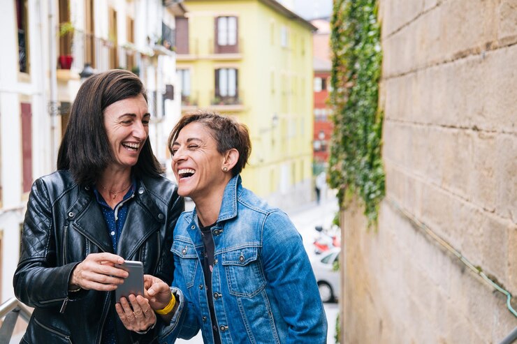Photo portrait d'un jeune couple souriant debout à l'extérieur