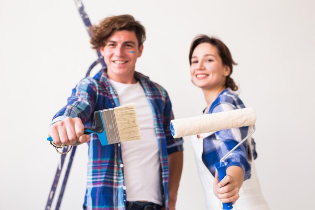 Portrait d'un jeune couple souriant sur un fond blanc