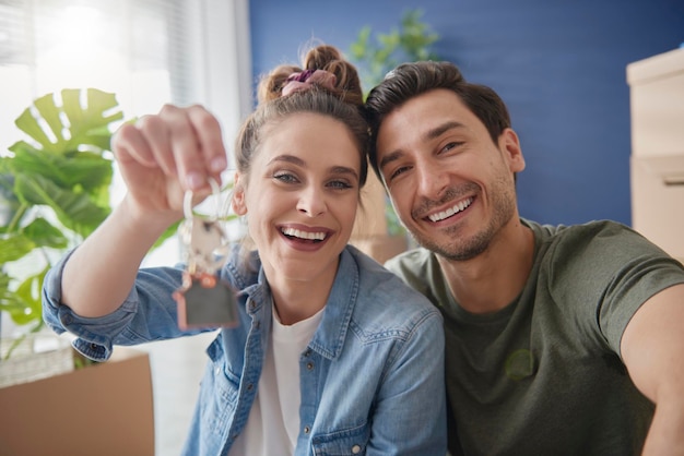 Photo portrait d'un jeune couple souriant tenant la main