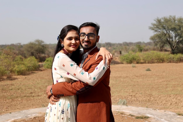 Photo portrait d'un jeune couple souriant