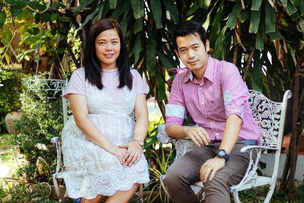 Photo portrait d'un jeune couple souriant