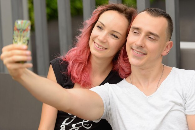 Photo portrait d'un jeune couple souriant