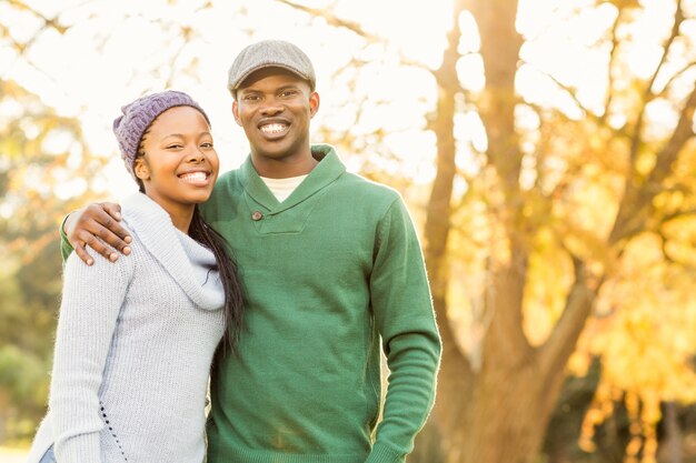 Portrait d&#39;un jeune couple souriant