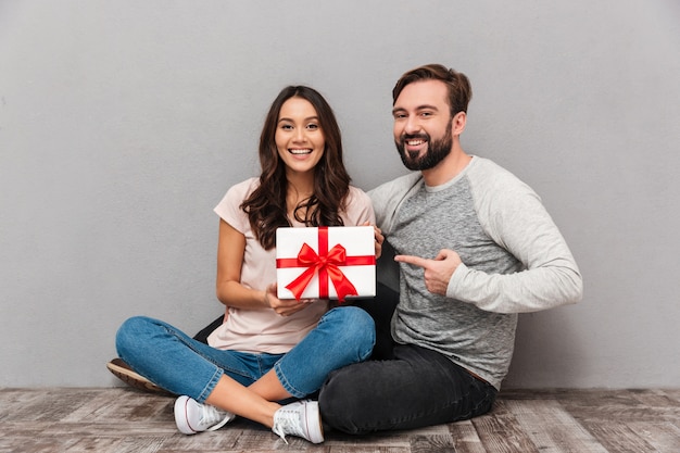 Portrait d'un jeune couple souriant