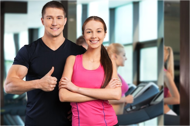 Portrait de jeune couple sportif en salle de sport