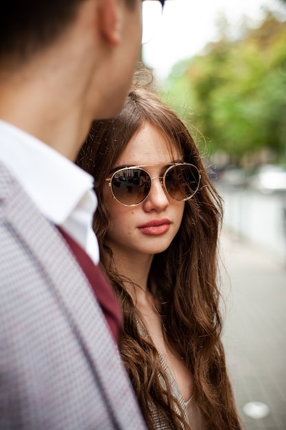 Portrait de jeune couple en vêtements formels