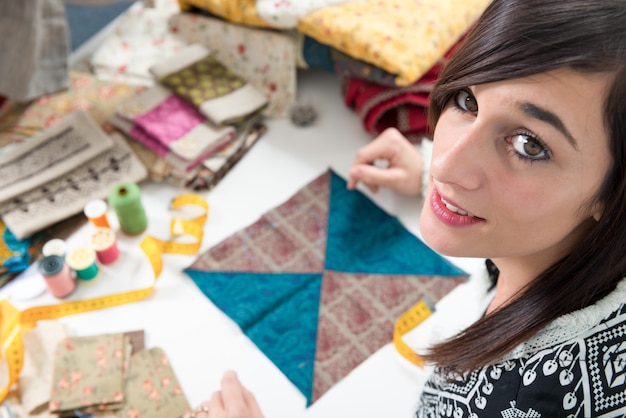 Portrait d'une jeune couturière dans son atelier