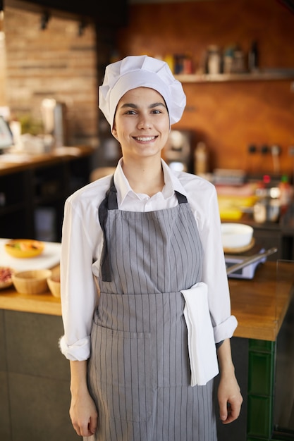 Portrait de jeune cuisinier portant un chapeau de chef