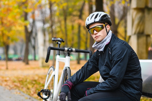 Portrait de jeune cycliste avec vélo à l'extérieur