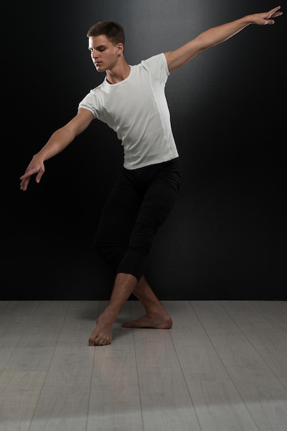 Portrait de jeune danseuse de ballet sur fond noir