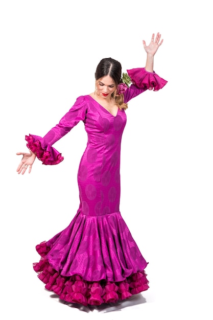 Portrait de jeune danseuse de flamenco en belle robe avec un fond blanc isolé