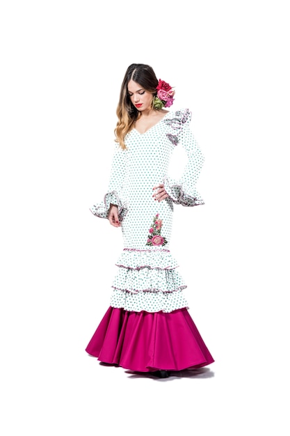 Portrait de jeune danseuse de flamenco en belle robe avec un fond blanc isolé
