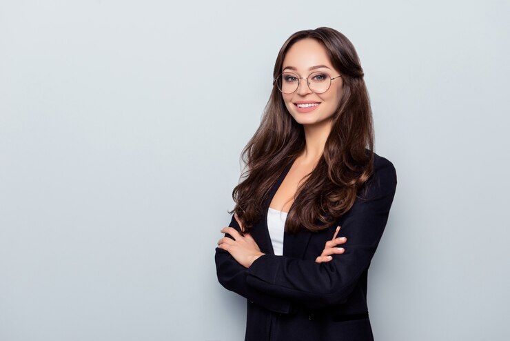Photo portrait de jeune directrice superbe en veste noire tenue de soirée avec bras croisés