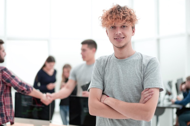 Portrait d'un jeune employé de bureau en milieu de travail