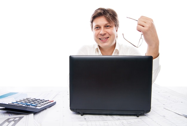 Portrait de jeune employé de bureau souriant avec ordinateur portable isolé sur blanc