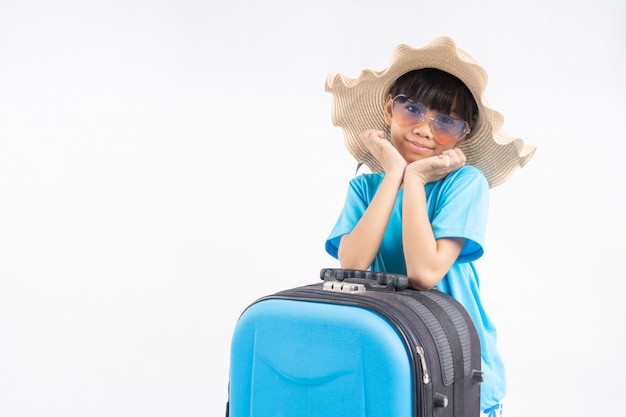 Portrait de jeune enfant asiatique avec sac de voyage
