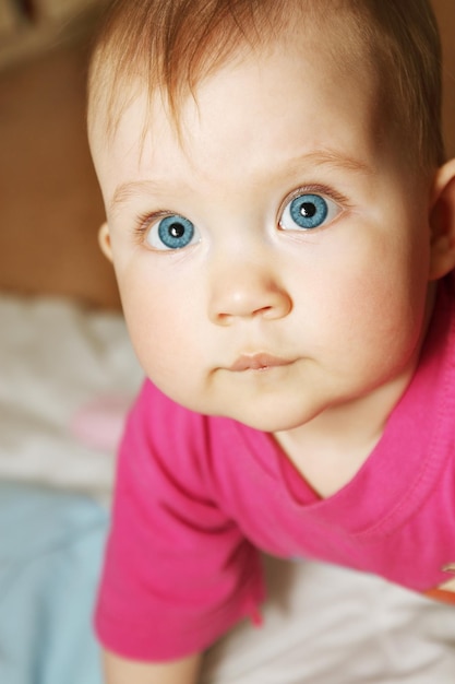 Portrait d'un jeune enfant aux yeux bleus