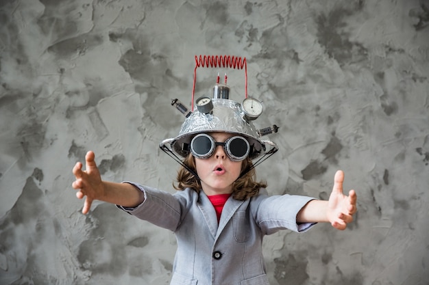 portrait de jeune enfant prétendant être homme d'affaires