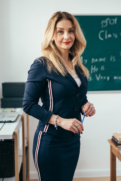 Portrait de jeune enseignante caucasienne dans la classe de l'école.