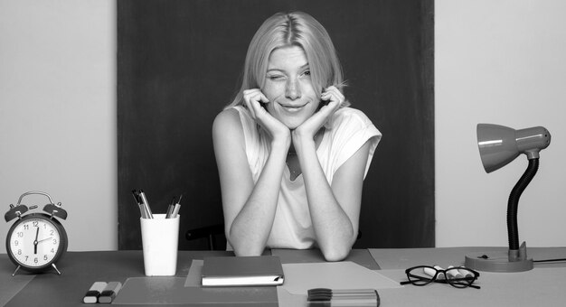 Portrait d'une jeune enseignante ou étudiante caucasienne enseignante joyeuse en cours d'apprentissage et de devoirs.