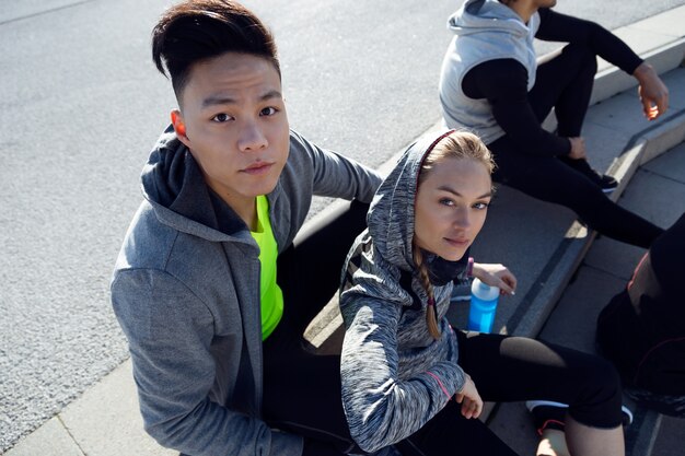 Portrait d'une jeune équipe sportive et en forme se relaxant après l'entraînement en ville.