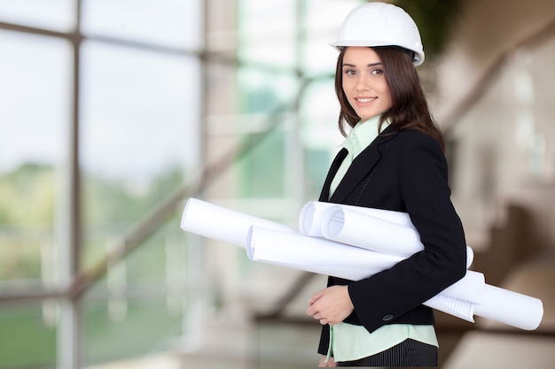 Portrait de jeune étudiant en architecture sur fond