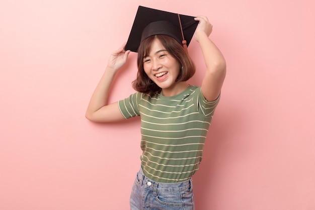 Un portrait de jeune étudiant asiatique portant une casquette de graduation sur