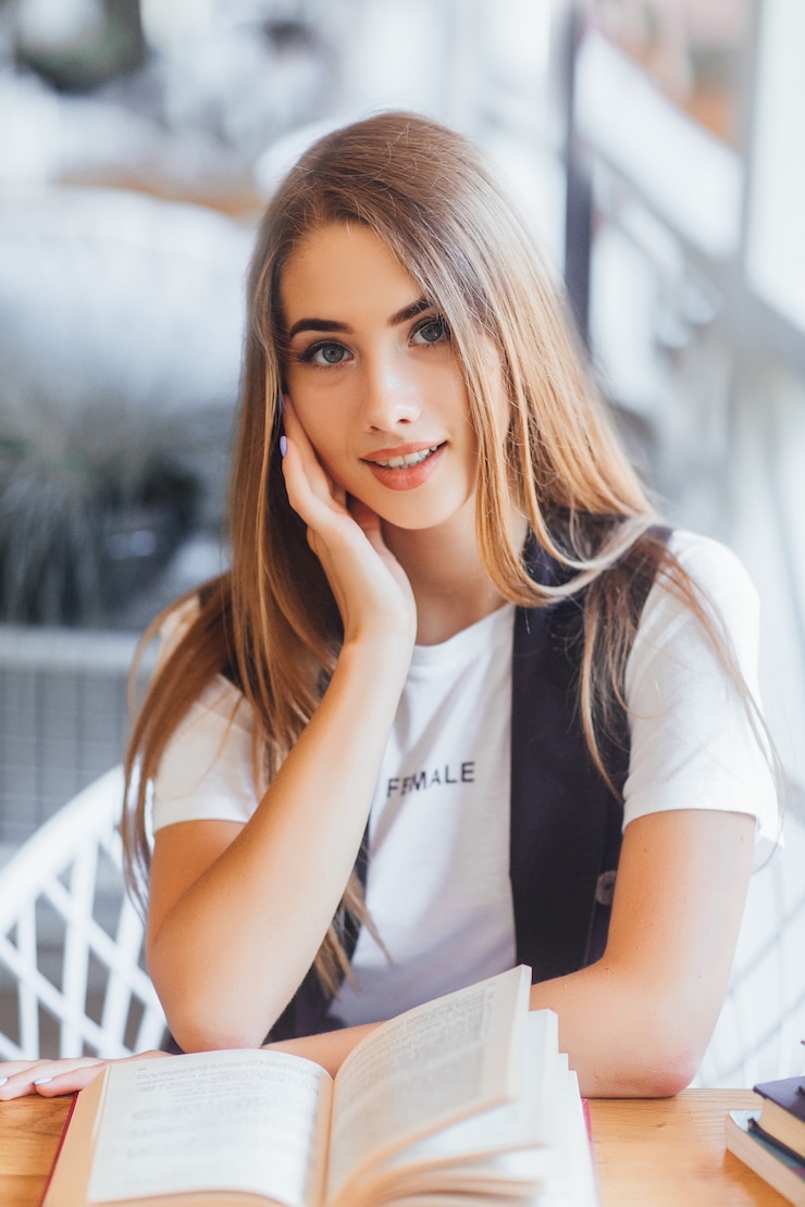 Photo portrait de jeune étudiant au repos au café.