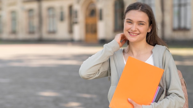 Photo portrait de jeune étudiant heureux d'être de retour à l'université